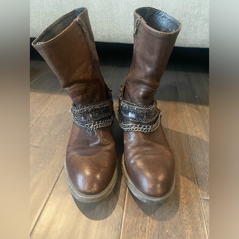 Vera wang boots. Size 40. Good condition.